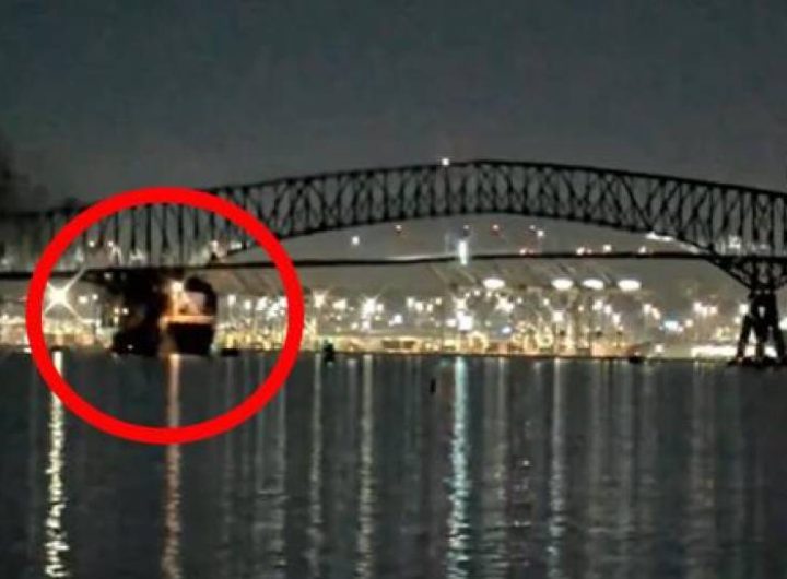 Momento en el que el barco carguero impacta contra uno de los pilares