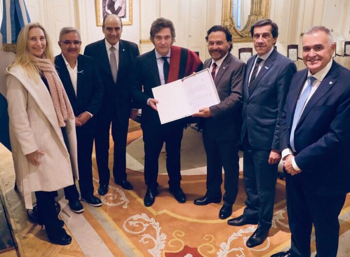 Milei y Gobernadores del Norte entregando el Litio de sus provincias.