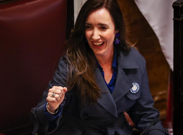 Vice Presidente Victoria Villaruel festejando la aprobación de la Ley bases
