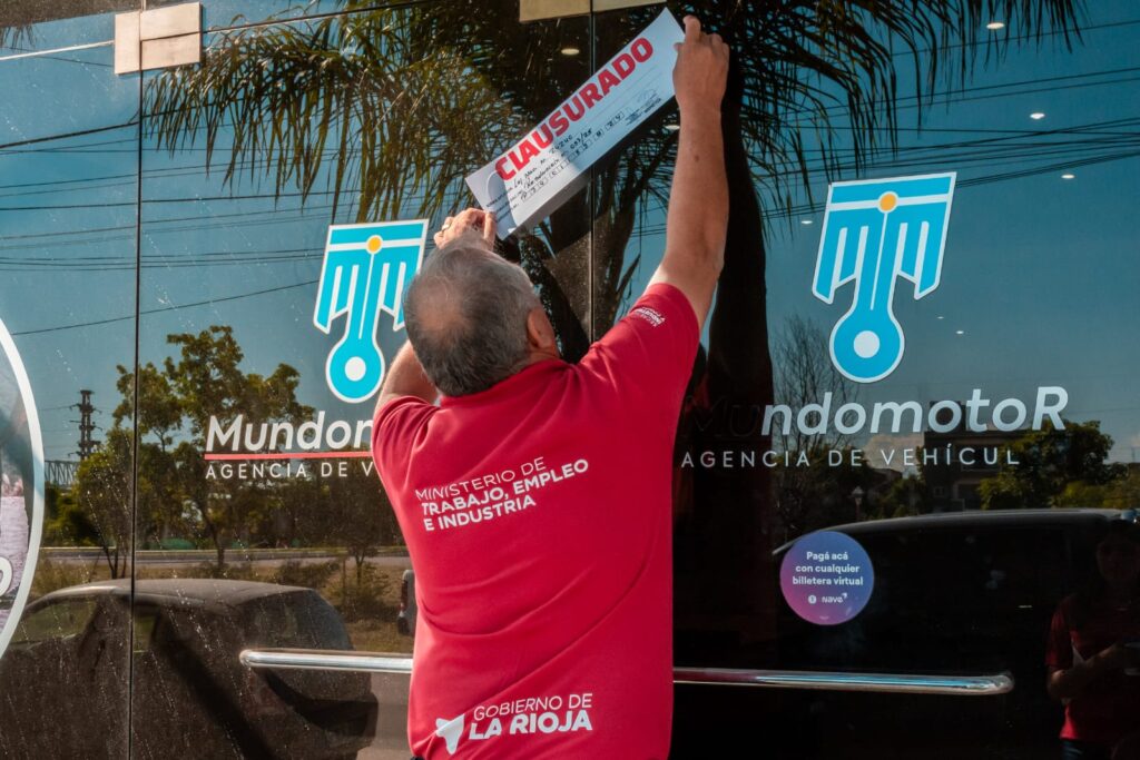 Fachada de Mundo Motor clausurado por incumplir la Ley 24.240.
