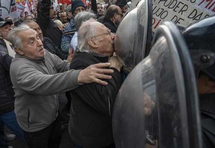 Violencia en la marcha de los jubilados: destrozos y caos en el Congreso
