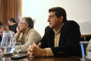 Fernando Rejal junto a trabajadores del Hospital Garrahan