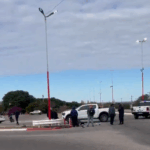 Siniestro vial en La Rioja: una moto sin luces ni patente chocó contra una camioneta en el Parque de la Ciudad. Hay preocupación.