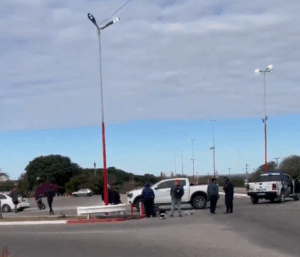 Siniestro vial en La Rioja: una moto sin luces ni patente chocó contra una camioneta en el Parque de la Ciudad. Hay preocupación.