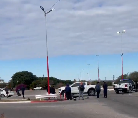 Siniestro vial en La Rioja: una moto sin luces ni patente chocó contra una camioneta en el Parque de la Ciudad. Hay preocupación.