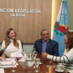 Tere Madera junto a cooperativistas en la Legislatura
